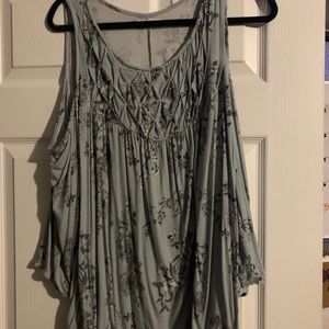 A Off-Shoulder Floral Shirt